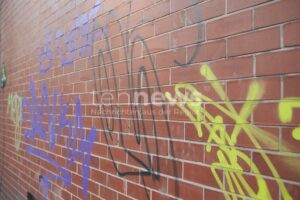 WIESAU - 🎨 Sachbeschädigung am Dienstag (14.10.2025) durch Graffiti! Unbekannte besprühen Unterführung und verursachen 15.000 Euro Schaden! 💰