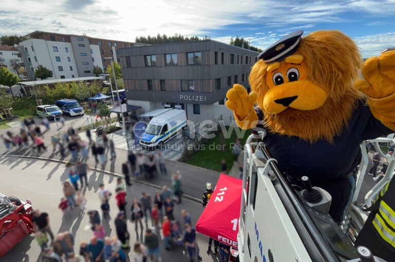 TRAUNREUT - 🚔 Polizei öffnet am Samstag (04.10.2025) ihre Tore! 4.000 Besucher beim Tag der offenen Tür - Diensthunde, Drohnen und Polizeibär Lexi! 👮