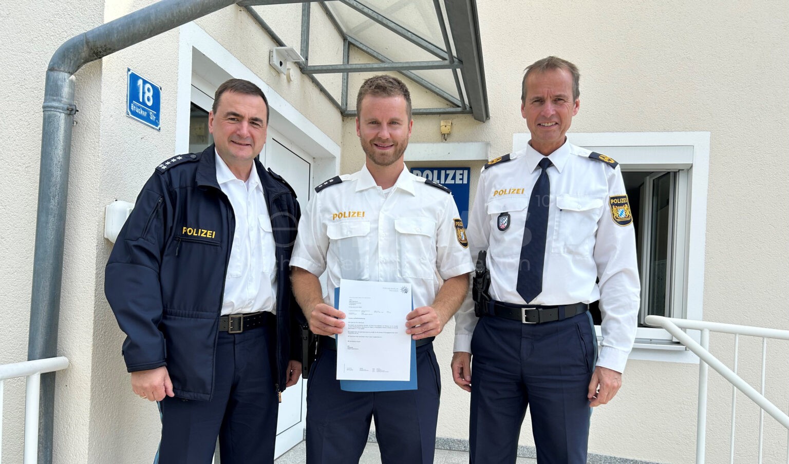 NITTENAU - 👮 Mario Mühlbauer am Mittwoch (01.10.2025) als neuer Leiter der Polizeistation Nittenau eingeführt! Polizeivizepräsident überreicht grünen Stift 🖊️