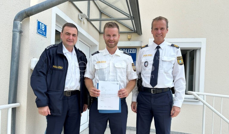 NITTENAU - 👮 Mario Mühlbauer am Mittwoch (01.10.2025) als neuer Leiter der Polizeistation Nittenau eingeführt! Polizeivizepräsident überreicht grünen Stift 🖊