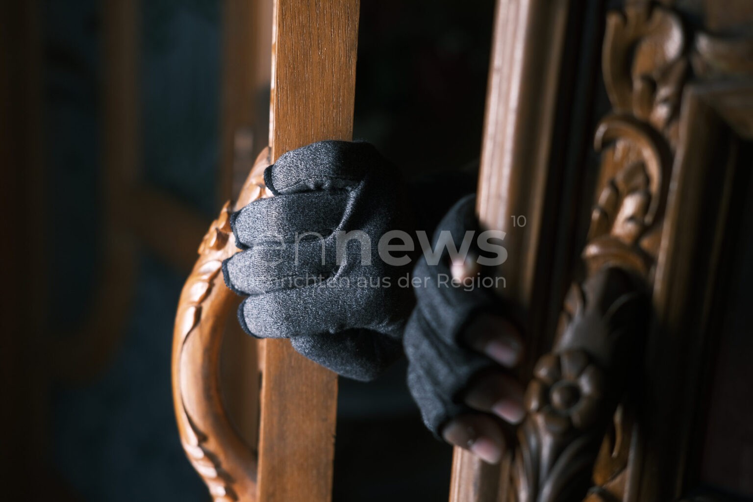 ROSENHEIM / OBERBAYERN SÜD - 🔦 Die dunkle Jahreszeit ist Hochsaison für Einbrecher: Polizei berät kostenlos zum Thema Einbruchschutz - Fallzahlen steigen! 🚨