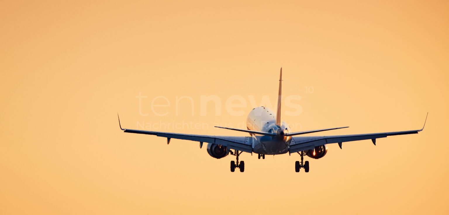 Crash auf dem Rollfeld: Beinahe-Katastrophe in La Guardia! - tennews NEW YORK - ✈️ Zwei Delta-Maschinen am Mittwoch auf Rollfeld kollidiert! Flugbegleiterin verletzt, Nase und Flügel zerstört! 💥