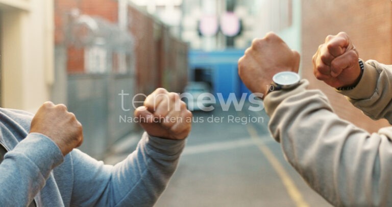 PFARRKIRCHEN - 🚨 Beziehungsstreit eskaliert am Sonntag (19.10.2025)! 27-Jährige greift Sanitäter und Polizisten tätlich an! 👮‍♀