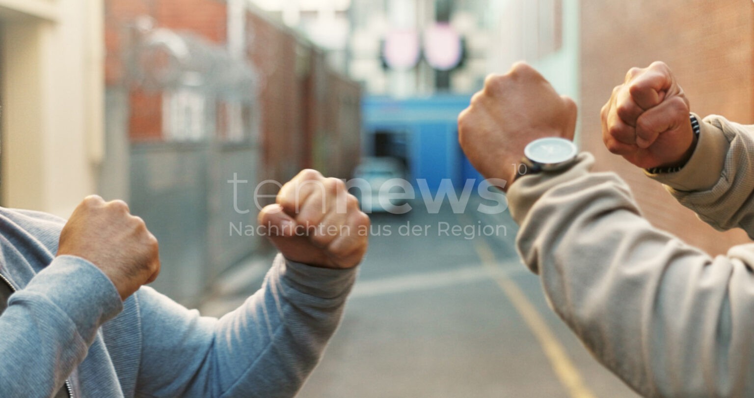 ERLANGEN - 🥊 Massenschlägerei am Freitagabend (10.10.2025) gegen 20:15 Uhr nach Jugend-Fußballspiel! 70 Personen involviert - zwei Verletzte! ⚽