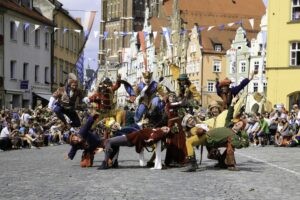 REGENSBURG - 🎭 Ausstellung "KULTUR.ERBEN" ab Samstag (25.10.2025)! Immaterielles Kulturerbe von Landshuter Hochzeit bis Walz erleben! 📸