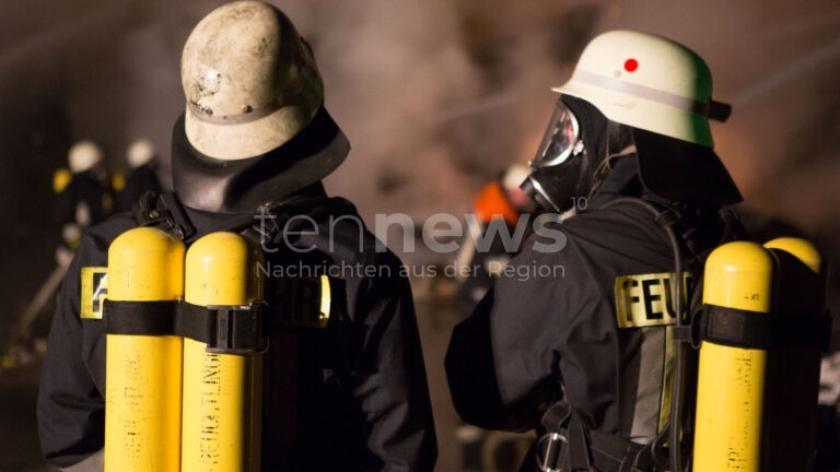 🔥 REGENSBURG – Brand in Industriehalle am Mittwoch (15.10.2025): Feuerwehr verhindert Ausbreitung, drei Leichtverletzte, Brandursache unklar. 🚒