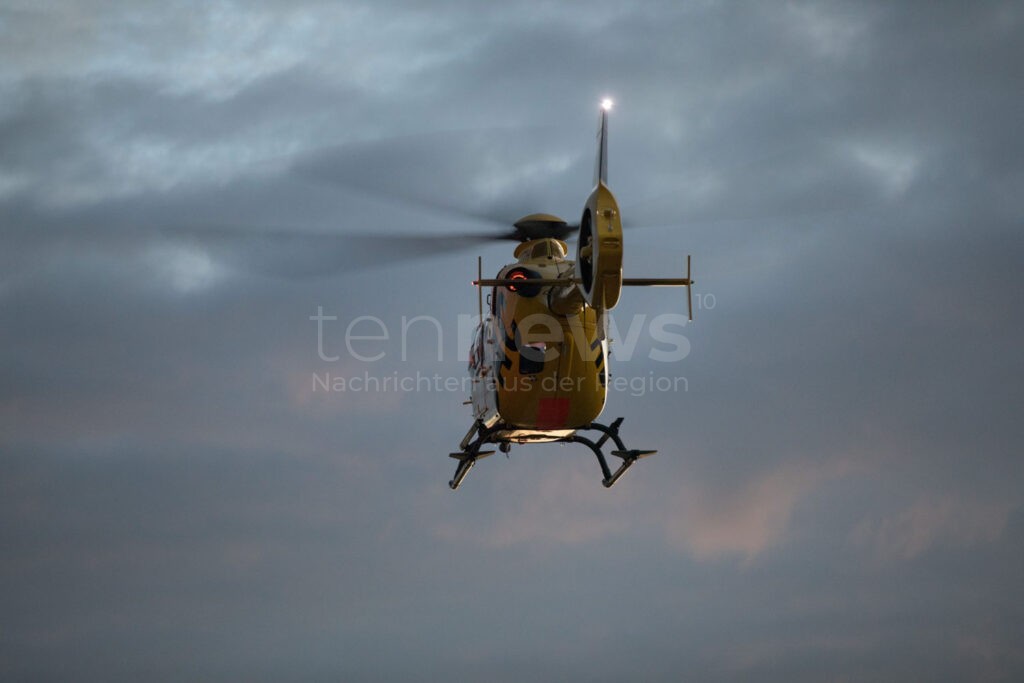DACHAU - 🚨 Schwerer Unfall auf B304 am Donnerstag (02.10.2025)! Motorradfahrer fährt auf wartenden Lastwagen auf - Rettungshubschrauber im Einsatz! 🚁