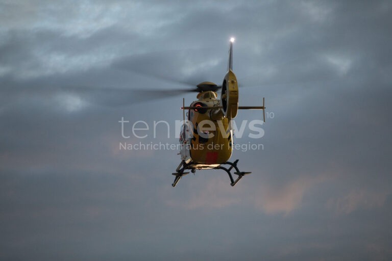 DACHAU - 🚨 Schwerer Unfall auf B304 am Donnerstag (02.10.2025)! Motorradfahrer fährt auf wartenden Lastwagen auf - Rettungshubschrauber im Einsatz! 🚁