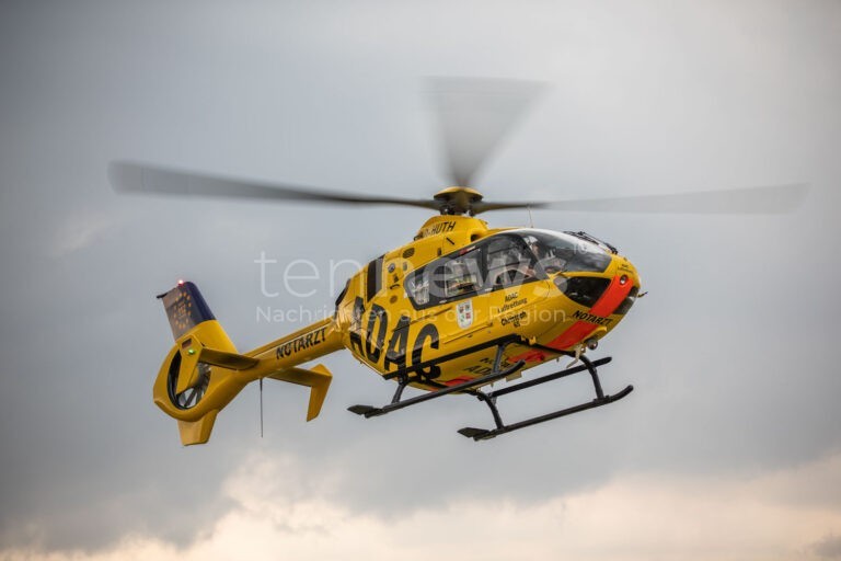 OBERAMMERGAU - 🚗 Frontalzusammenstoß am Donnerstag (09.10.2025) auf der B23! Frau (52) übersieht Auto - Beifahrerin kommt mit Rettungshubschrauber in Klinik 🚁