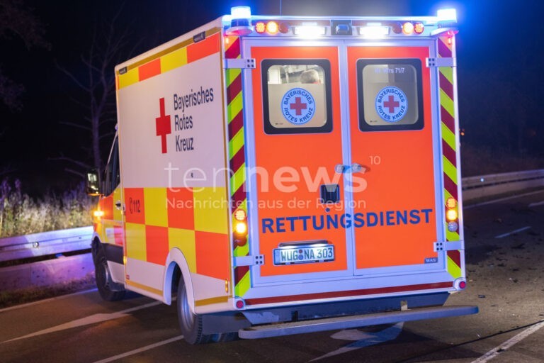 GROSSMEHRING - 🚗 Unfall am Sonntag (05.10.2025) am Güsselberg! Audi überschlägt sich mehrfach - zwei 18-Jährige verletzt, eine Person davon schwer! 🚑