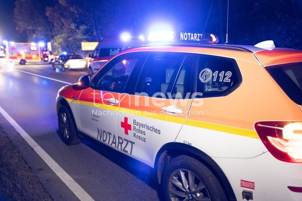 Zwei Autos kollidieren an Kreuzung: Vier Verletzte - darunter zwei Kinder! - tennews AFFING - 🚨 Verkehrsunfall bei Affing am Donnerstag (30.10.2025)! Zwei Autos kollidieren - vier Leichtverletzte, darunter zwei Kinder! Sachschaden: 45.000 Euro! 🚑
