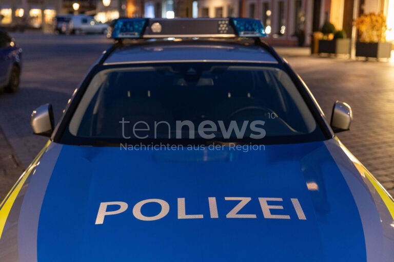 AICHACH - 🚨 Unbekannte rufen Nazi-Parolen mit Megaphon aus drei Fahrzeugen in der Nacht auf Sonntag (12.10.2025)! Polizei sucht Zeugen! 📢