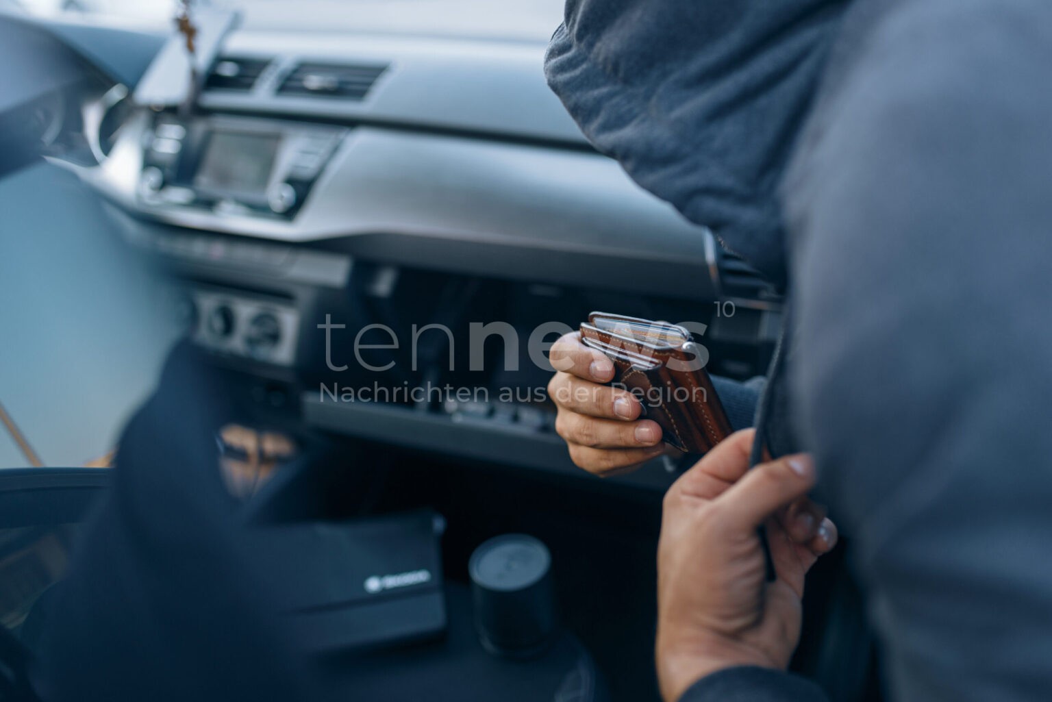 AICHACH - 🚗 Diebstähle aus Autos am Freitag (10.10.2025)! Polizei sucht nach drei Jugendlichen - Zigarretten und Portmonee aus entwendet! 🏃