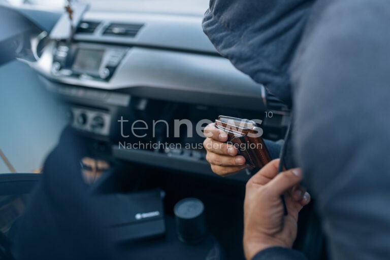 AICHACH - 🚗 Diebstähle aus Autos am Freitag (10.10.2025)! Polizei sucht nach drei Jugendlichen - Zigarretten und Portmonee aus entwendet! 🏃