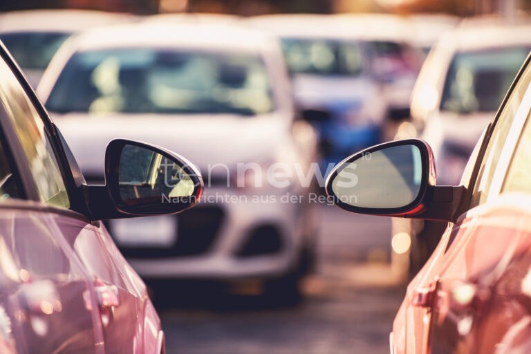 INGOLSTADT - 😱 Dramatischer Parkplatzunfall am Freitag (10.10.2025) um 10 Uhr! Senior (92) verwechselt Pedale und erfasst seine Ehefrau (86)! 🚗