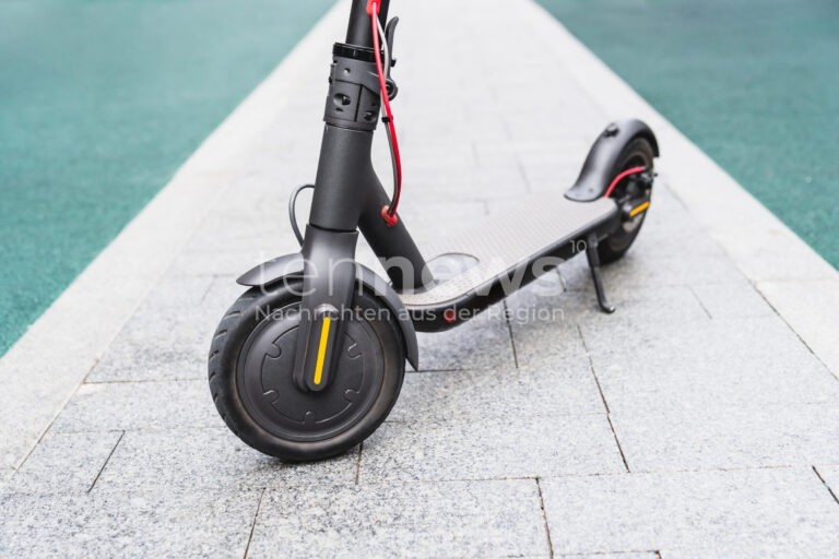 ERLANGEN - 😡 Falscher Helfer am Mittwoch (08.10.2025): Dieb täuscht Hilfe vor und stiehlt E-Scooter während medizinischem Notfall einer Frau! 🛴
