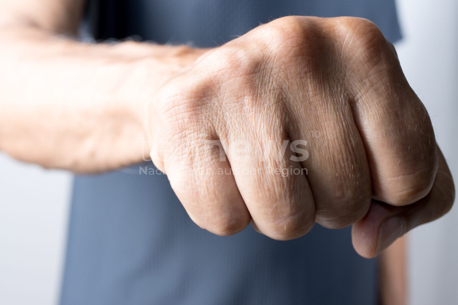 ROSENHEIM - 👊 Heftige Schlägerei am Freitag (10.10.2025) nach Albanien-Sieg! Motorradfahrer schlägt mit Helm auf Fußgänger ein! 🥊