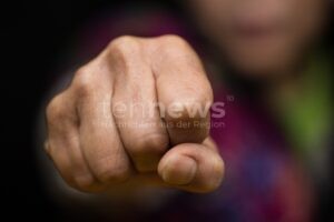 ROSENHEIM - 👊 Streit eskaliert am Sonntag (19.10.2025)! 59-Jähriger schlägt Jugendlichen und kassiert Pfefferspray ins Gesicht! 🌶️