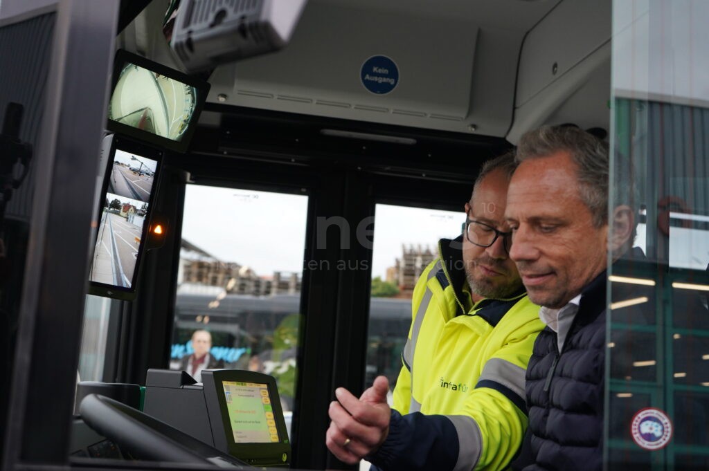 Rollender Botschafter für Klimaschutz: Fürth bekommt Elektrobus mit eindrucksvollem Klimastreifen-Design - tennews FÜRTH - 🚌 Klimaschutz auf Rädern: Glauber weiht am Mittwoch (08.10.2025) neuen Elektrobus ein! Klimastreifen-Design zeigt 144 Jahre Erderwärmung! 🌡️