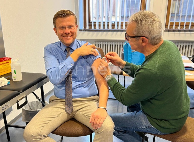 NÜRNBERG - 💉 Oberbürgermeister König ruft am Dienstag (21.10.2025) zur Grippeschutzimpfung auf! Geht mit gutem Beispiel voran! 🏥