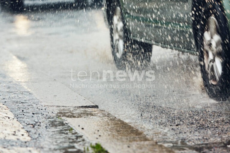 NEUFAHRN IN NIEDERBAYERN - 💧 Aquaplaning am Sonntag (05.10.2025)! Fahrzeug überschlägt sich, Fahrer eingeschlossen - Rettungshubschrauber im Einsatz! 🚁