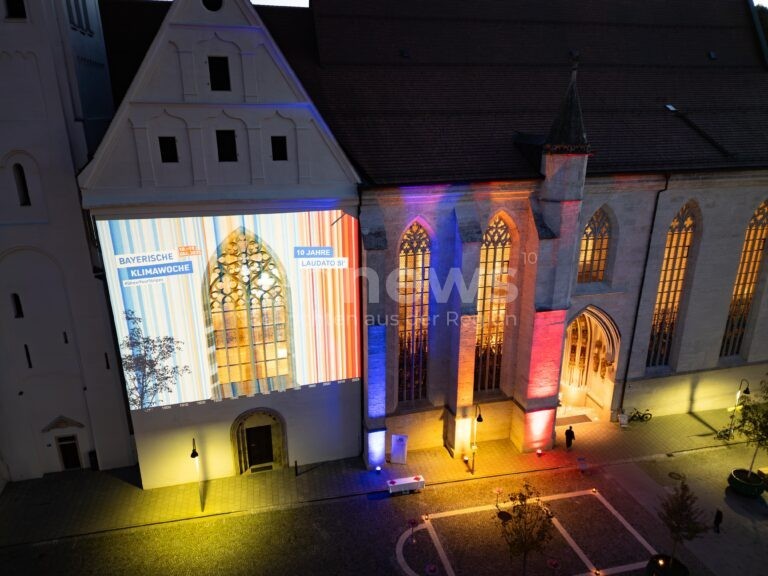 EICHSTÄTT - ⛪ Besonderer Gottesdienst am Samstag (18.10.2025)! Dom erstrahlt in Klimastreifen zur Schöpfungsbewahrung! 🌍
