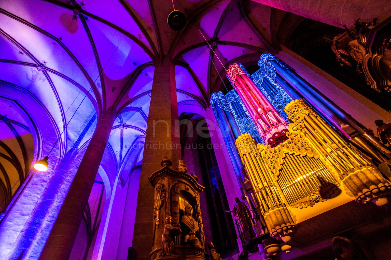 EICHSTÄTT - 🎹 Jubiläums-Konzert am Freitag (10. Oktober)! 50 Jahre Domorgel mit spektakulärer Lichtshow - Karten ab 10 Euro erhältlich! 💡