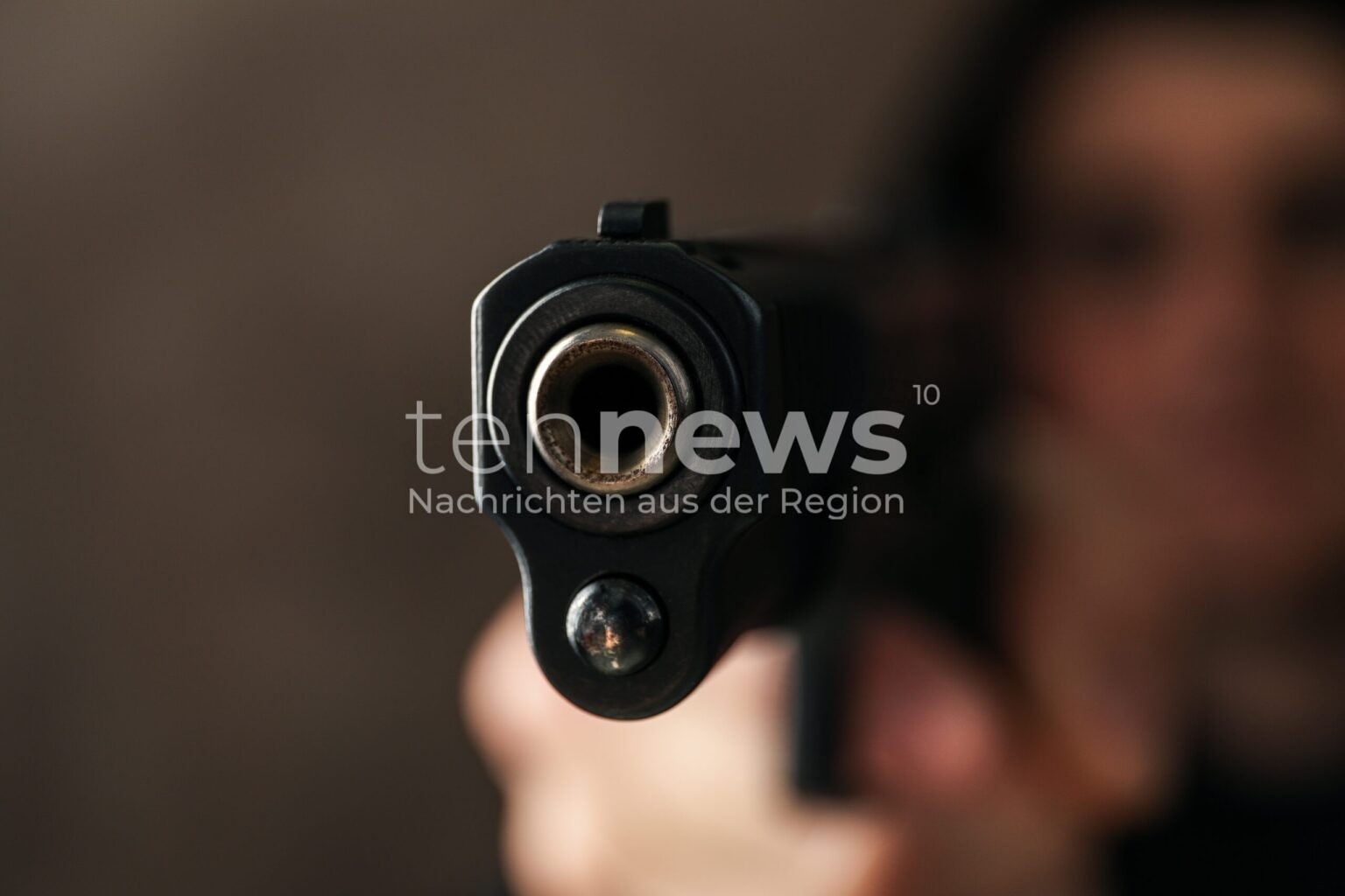 AUGSBURG - 🔫 20-Jähriger schießt am Sonntag (19.10.2025) mit Schreckschusswaffe in der Annastraße! Polizei nimmt Täter fest! 👮‍♂️