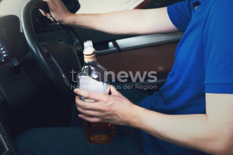 SCHWEITENKIRCHEN - 🍺 Skoda-Fahrer (36) landet am Montag (07.10.2025) im Graben! Test ergibt 2,24 Promille - Konsum angeblich erst nach Unfall! 🚔