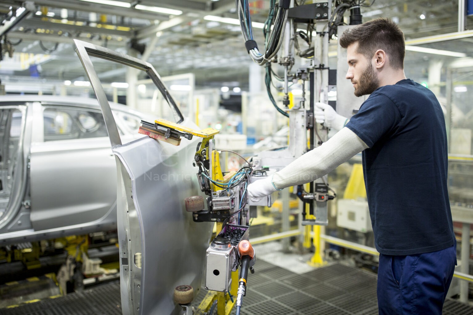 WOLFSBURG - 🚗 Chip-Krise trifft VW am Dienstag (21.10.2025) hart! Produktionsstopp für Golf und Tiguan droht - Tausende Mitarbeiter vor Kurzarbeit! ⚠️