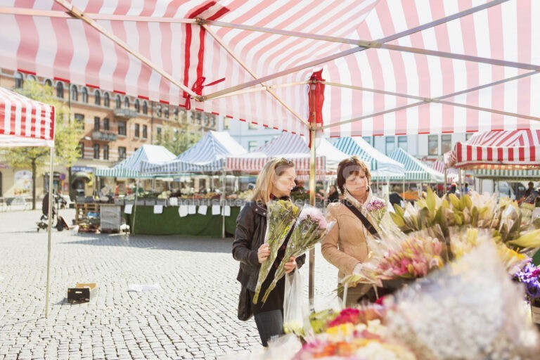 KÖNIGSBRUNN - 🛍 Marktsonntag am Sonntag (12. Oktober) von 10 bis 18 Uhr! Über 100 Stände mit Shopping und Leckereien in der Wohlfarth-Straße! 🍴