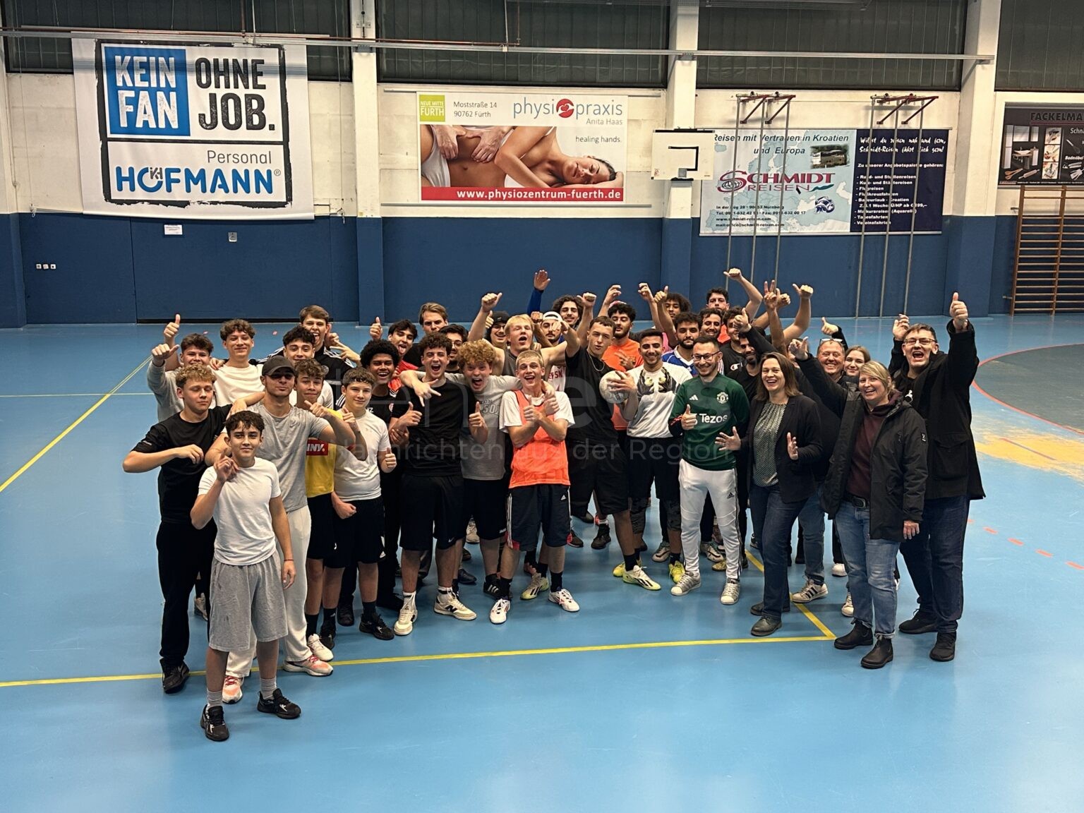 NÜRNBERG - ⚽ Mitternachtssport startet am Freitag (10.10.2025) erfolgreich! Über 40 Jugendliche kicken bis 1:30 Uhr in Sporthallen! 🌙
