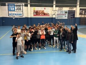 NÜRNBERG - ⚽ Mitternachtssport startet am Freitag (10.10.2025) erfolgreich! Über 40 Jugendliche kicken bis 1:30 Uhr in Sporthallen! 🌙