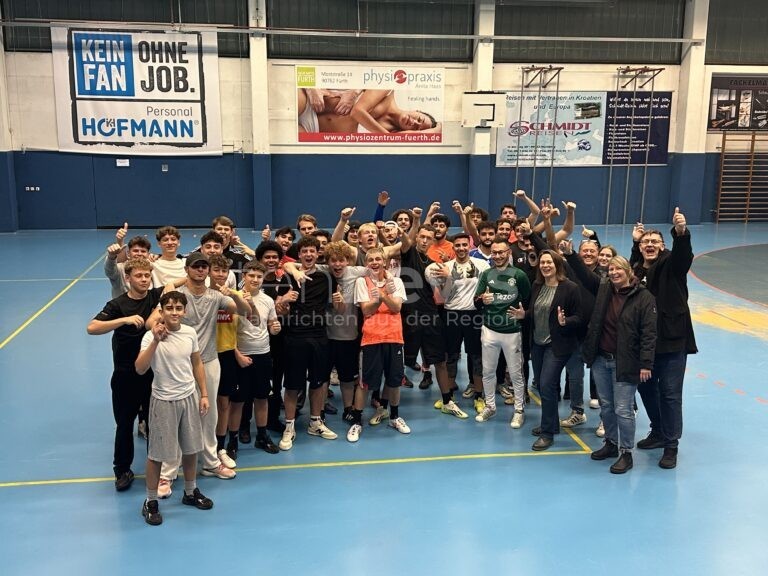 NÜRNBERG - ⚽ Mitternachtssport startet am Freitag (10.10.2025) erfolgreich! Über 40 Jugendliche kicken bis 1:30 Uhr in Sporthallen! 🌙