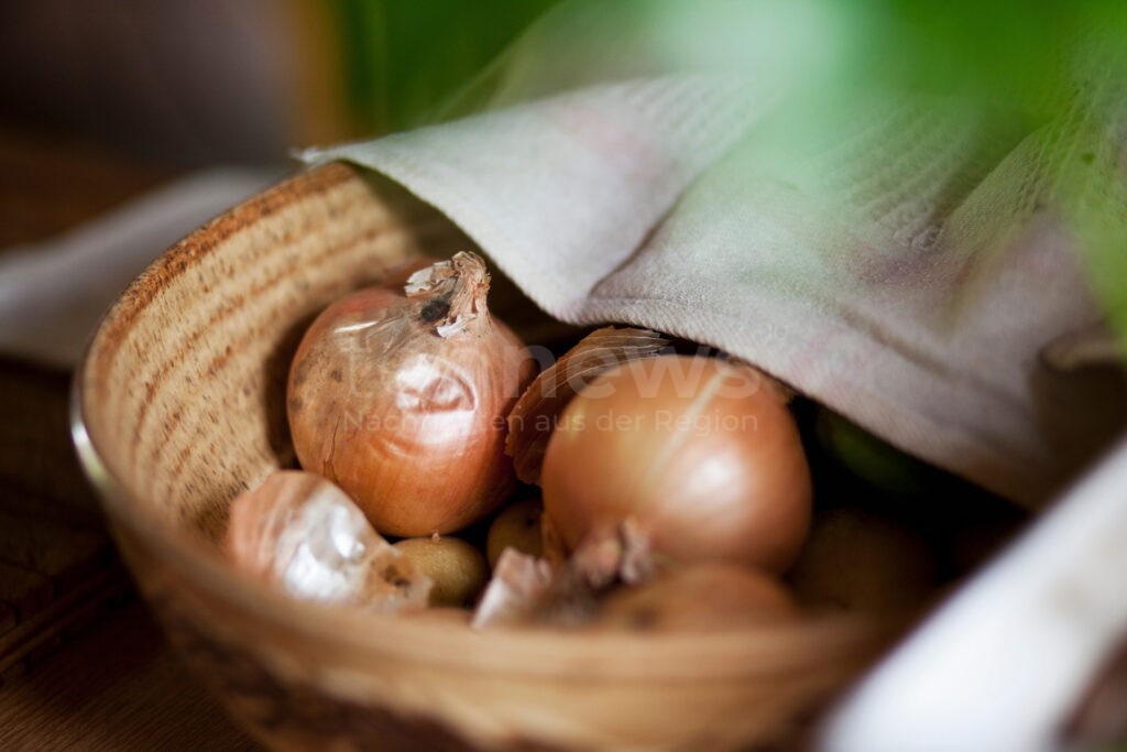 MÜNCHEN - 🥔 Verbraucherzentrale warnt: Kartoffeln und Zwiebeln niemals zusammen lagern! Reifegas lässt Kartoffeln keimen, Feuchtigkeit schadet Zwiebeln! 🧅