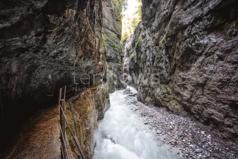 PARTNACHKLAMM - 🌊 Neuer Wildholzrechen stärkt den Hochwasserschutz: Innovation, Kameras und Naturverträglichkeit schützen Mensch und Umwelt! 📷