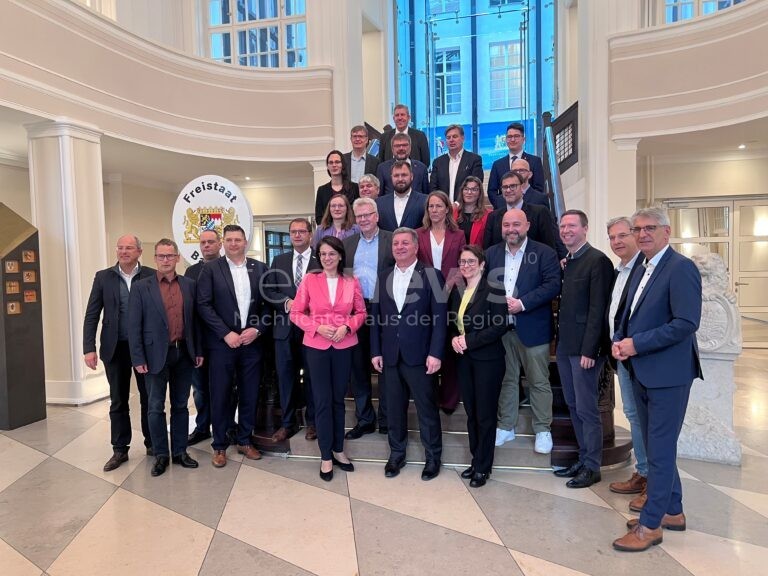 BERLIN - ⚡ Verkehrsminister Bernreiter fordert Elektrifizierung der Franken-Sachsen-Magistrale bei Brückensanierung! 288 Kilometer lange Strecke verbindet drei Länder! 🚄