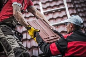 🛠️ GEROLFING – Betrüger tauschen statt reinigen: Seniorin zahlt 2.000 Euro für unerwünschtes Dach, Polizei fasst Täter, Ermittlungen laufen. 🚨