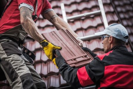 🛠️ GEROLFING – Betrüger tauschen statt reinigen: Seniorin zahlt 2.000 Euro für unerwünschtes Dach, Polizei fasst Täter, Ermittlungen laufen. 🚨
