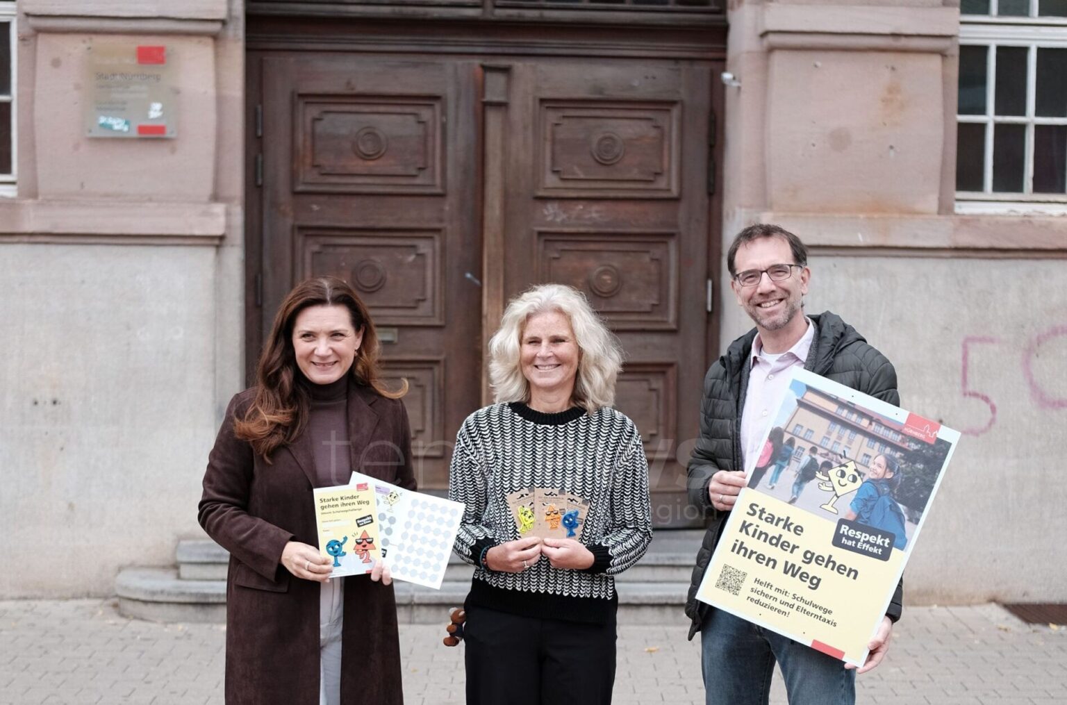 Schulweg-Challenge startet - Starke Kinder gehen zu Fuß zur Schule! - tennews NÜRNBERG - 🚶♂️ Schulweg-Challenge startet! Stadt motiviert Kinder, zu Fuß zur Schule zu gehen - für mehr Sicherheit und Selbstständigkeit! 🎒