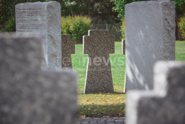 FÜRSTENFELDBRUCK - 🪦 Stadtführung am Sonntag (02.11.2025) über den Alten Brucker Friedhof! Geschichten von Handwerkern und Künstlern - 7 Euro! 🏛