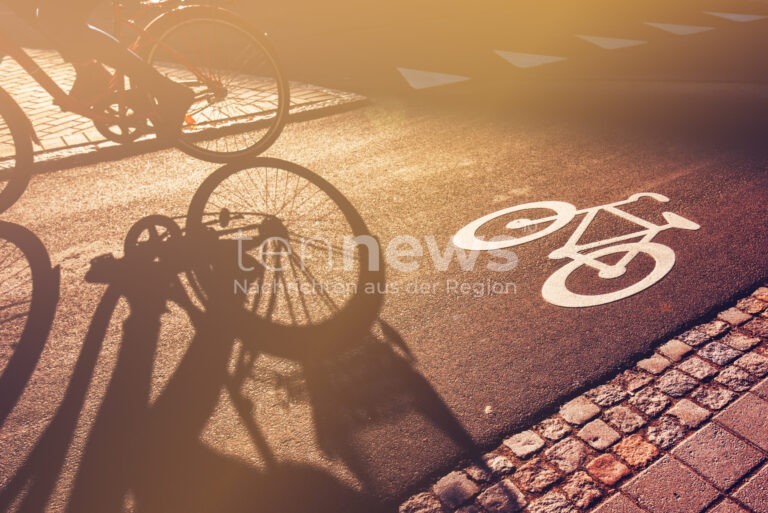 SCHROBENHAUSEN - 🚴 Zusammenstoß am Mittwoch (08.10.2025) um 8:10 Uhr! Autofahrer (46) übersieht Schülerin (11) beim Queren einer Straßen - Kind verletzt! 🚗