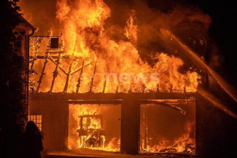 OTTENHOFEN - 🔥 Schweißarbeiten am Mittwoch (01.10.2025) lösen Brand in Einfamilienhaus aus! Eine Person verletzt, hoher Schaden! 🚒
