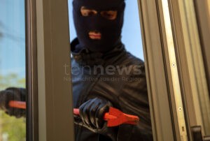 🔒 WUNSIEDEL – Mitten am Tag: Einbrecher räumen Tresor in Einfamilienhaus leer am Montag (13.10.2025), Schmuck und Bargeld erbeutet, Polizei bittet um Hinweise. 🚨