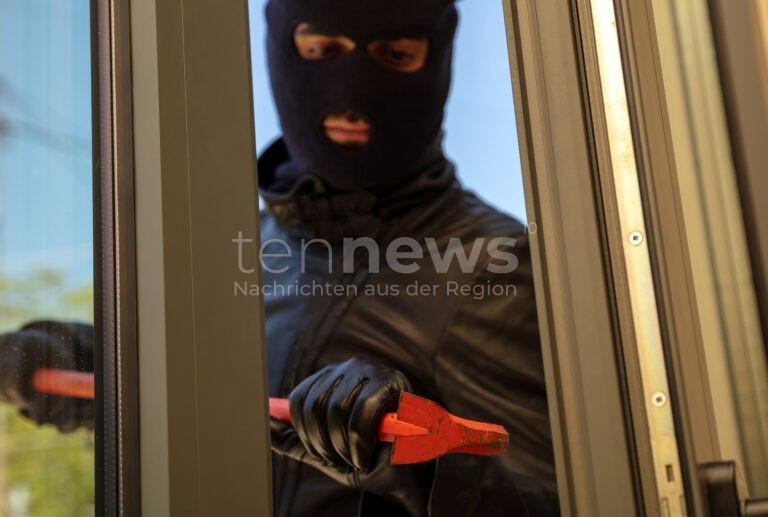 🔒 WUNSIEDEL – Mitten am Tag: Einbrecher räumen Tresor in Einfamilienhaus leer am Montag (13.10.2025), Schmuck und Bargeld erbeutet, Polizei bittet um Hinweise. 🚨