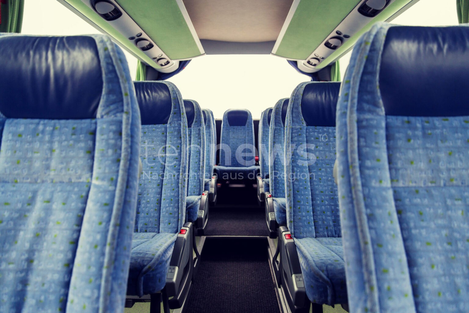 INGOLSTADT - 😡 Brutaler Angriff am Mittwoch (08.10.2025) in Bus! Schwarzfahrer attackieren Kontrolleure - Frauen schlagen mit Handtaschen, 18-Jähriger würgt 🚔