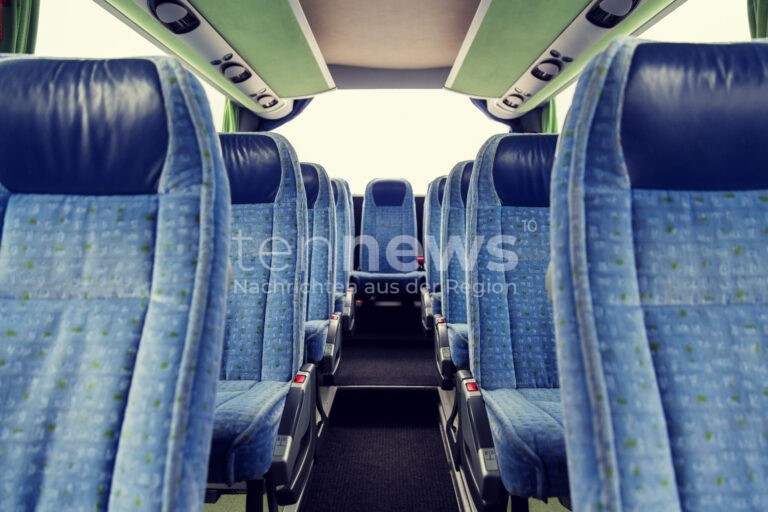 INGOLSTADT - 😡 Brutaler Angriff am Mittwoch (08.10.2025) in Bus! Schwarzfahrer attackieren Kontrolleure - Frauen schlagen mit Handtaschen, 18-Jähriger würgt 🚔