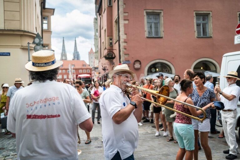 REGENSBURG - 🎷 Bewerbungsphase für 45. Bayerisches Jazzweekend verlängert! Bis 30. November (2025) bewerben für Juli-Festival! 🎵