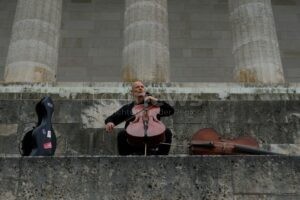 REGENSBURG - 🎵 Quadrofonische Rauminszenierung am 18. und 19. Oktober in der Minoritenkirche! Live-Performance mit Violoncello und Santûr! 🎨