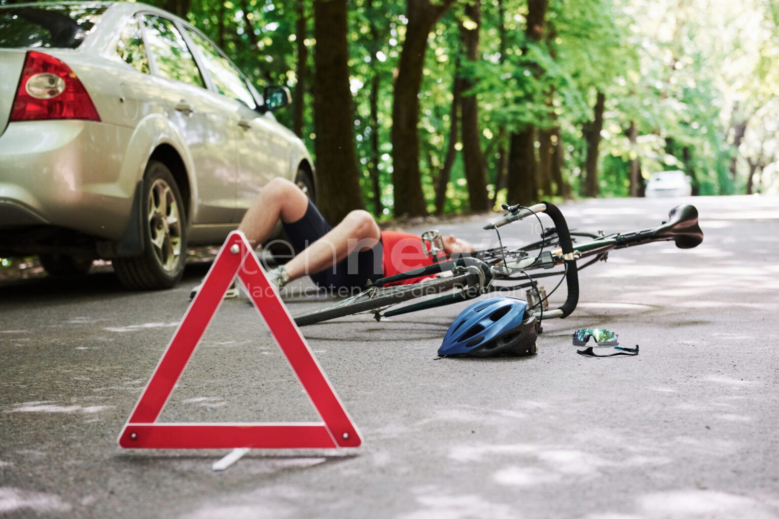 TREUCHTLINGEN - Autofahrer übersieht am Dienstag (21.10.2025) Radfahrer! 73-Jähriger stürzt über Motorhaube und wird verletzt!